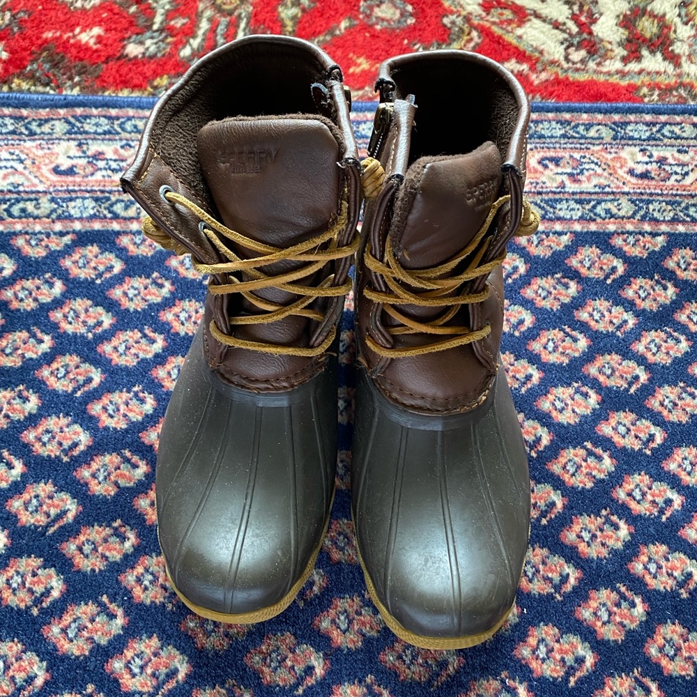 Sperrys saltwater brown boots women’s size 5 fits like a 6 or 6.5.